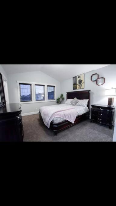 Cozy And Beautiful 3 Bedroom House Close To Edmonton