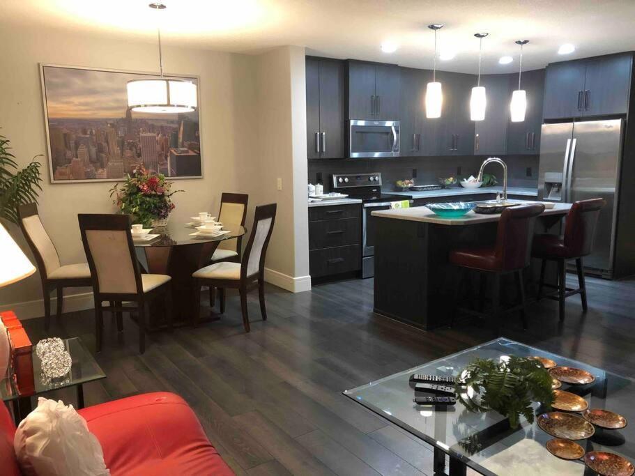 Cheerful And Beautiful 3 Bedroom Close Villa Edmonton