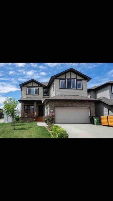 Villa Luxury 3700 Sq/ 5 Bedroom/ Jettedtub/ 4 Fireplaces Edmonton