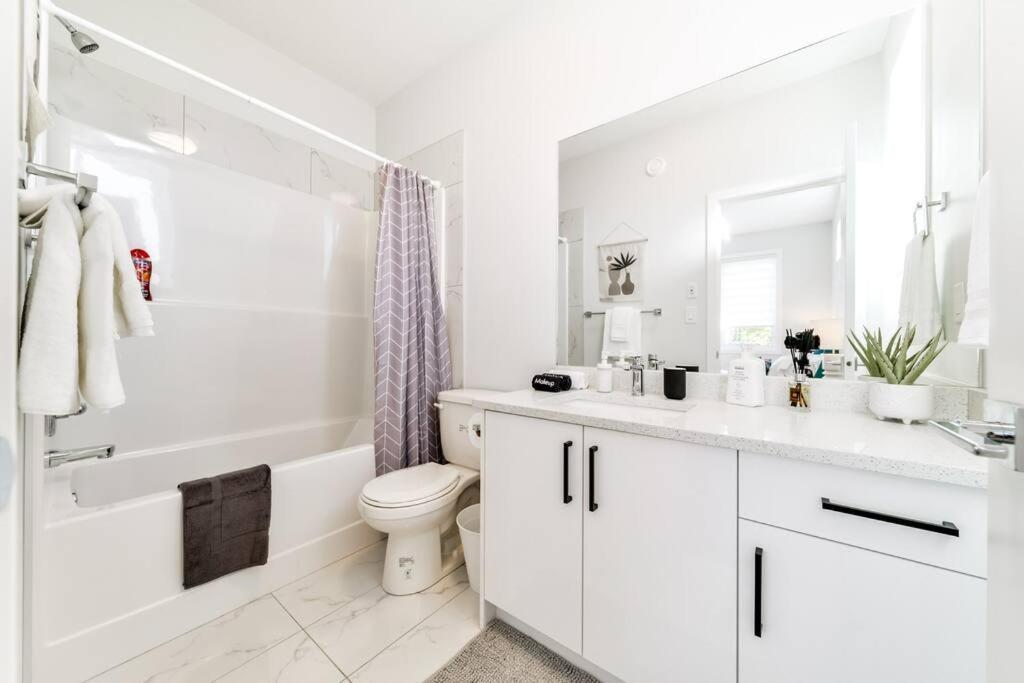 Modern Nordic Escape, 3br Near Wem & Dt, Aircon & Fireplace, Wifi, Sleeps 6! Holiday home Edmonton