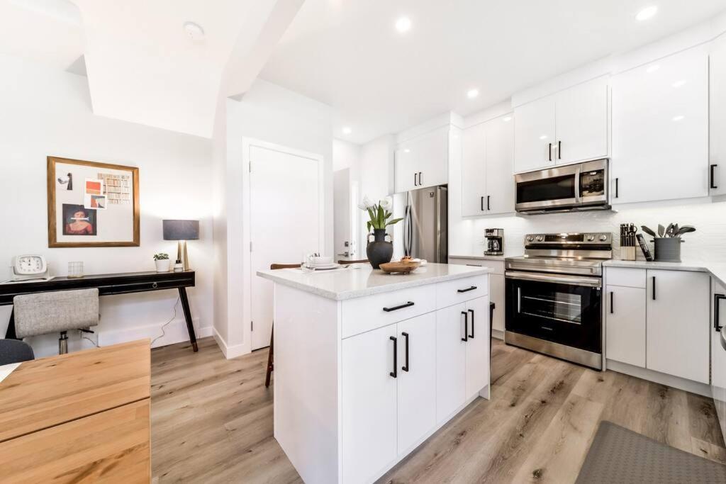 Holiday home Modern Nordic Escape, 3br Near Wem & Dt, Aircon & Fireplace, Wifi, Sleeps 6! *