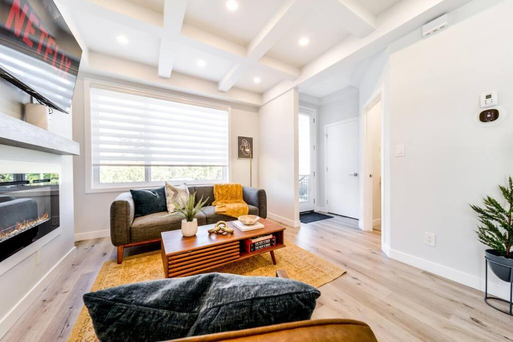 Modern Nordic Escape, 3br Near Wem & Dt, Aircon & Fireplace, Wifi, Sleeps 6! * Edmonton
