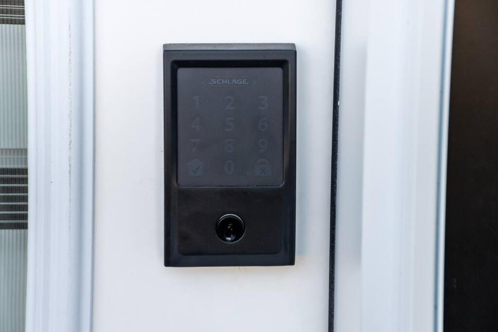 Holiday home Modern Nordic Escape, 3br Near Wem & Dt, Aircon & Fireplace, Wifi, Sleeps 6! Edmonton