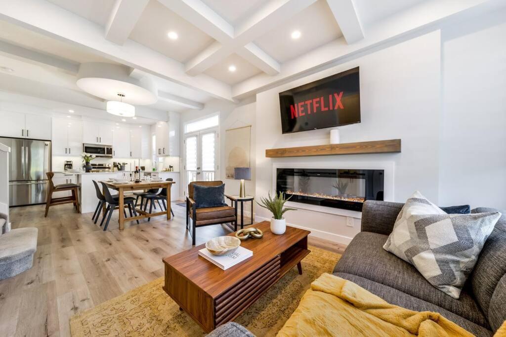 Modern Nordic Escape, 3br Near Wem & Dt, Aircon & Fireplace, Wifi, Sleeps 6! * Edmonton