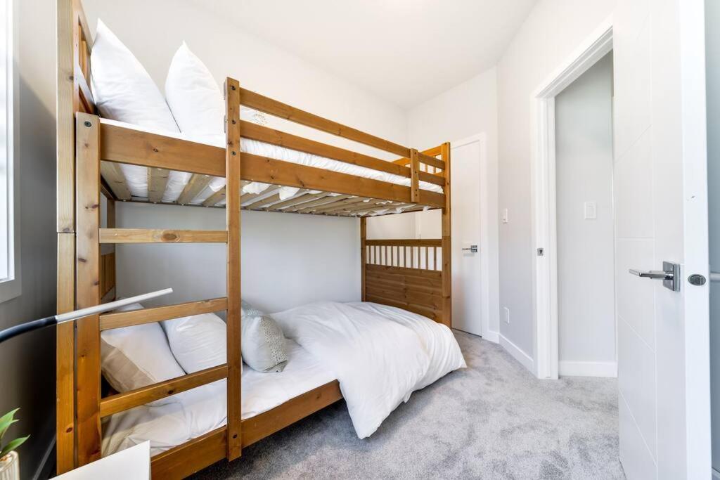 Holiday home Modern Nordic Escape, 3br Near Wem & Dt, Aircon & Fireplace, Wifi, Sleeps 6! Edmonton