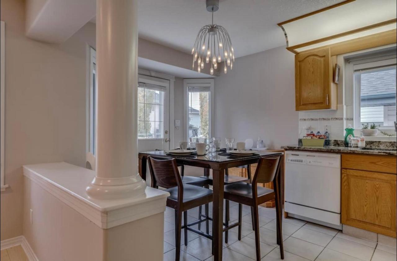 Big Family W/ Deck, Ping Pong, Bbq & Garage Apartment Edmonton