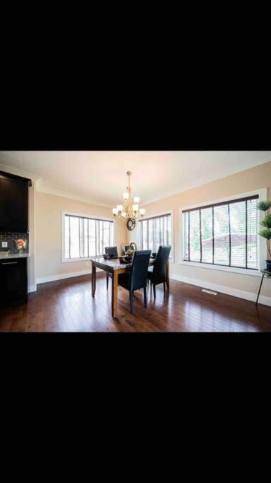 Villa Luxury 3700 Sq/ 5 Bedroom/ Jettedtub/ 4 Fireplaces *