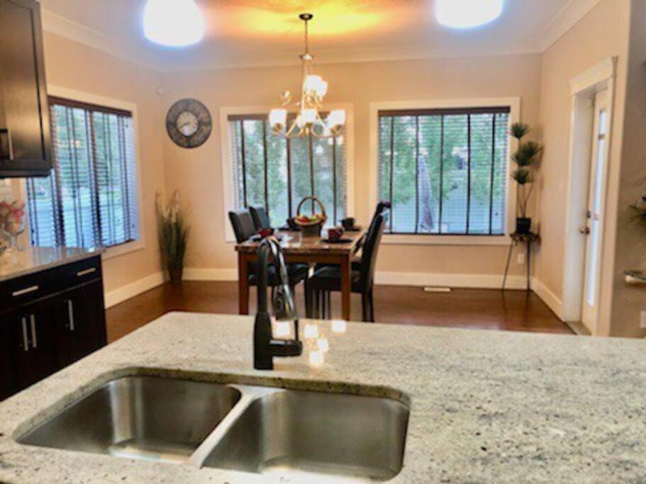 Luxury 3700 Sq/ 5 Bedroom/ Jettedtub/ 4 Fireplaces Villa