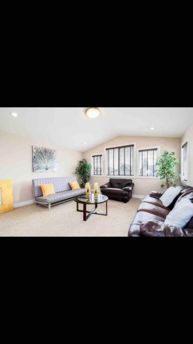 Luxury 3700 Sq/ 5 Bedroom/ Jettedtub/ 4 Fireplaces Villa Edmonton