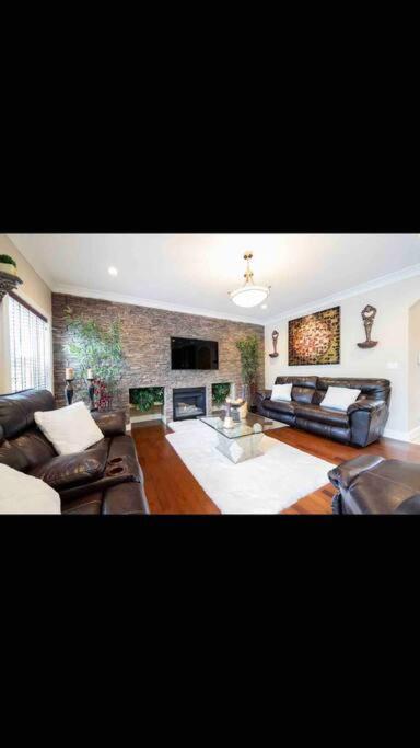 Villa Luxury 3700 Sq/ 5 Bedroom/ Jettedtub/ 4 Fireplaces Edmonton