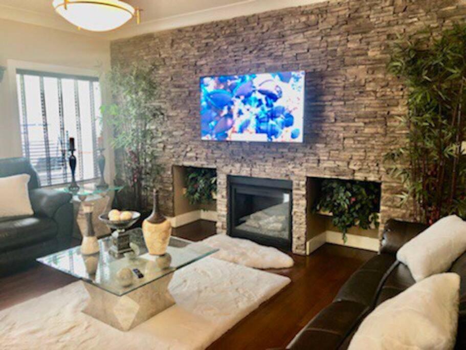 Luxury 3700 Sq/ 5 Bedroom/ Jettedtub/ 4 Fireplaces
