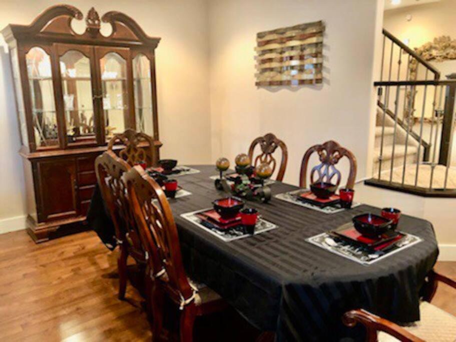 Luxury 3700 Sq/ 5 Bedroom/ Jettedtub/ 4 Fireplaces *
