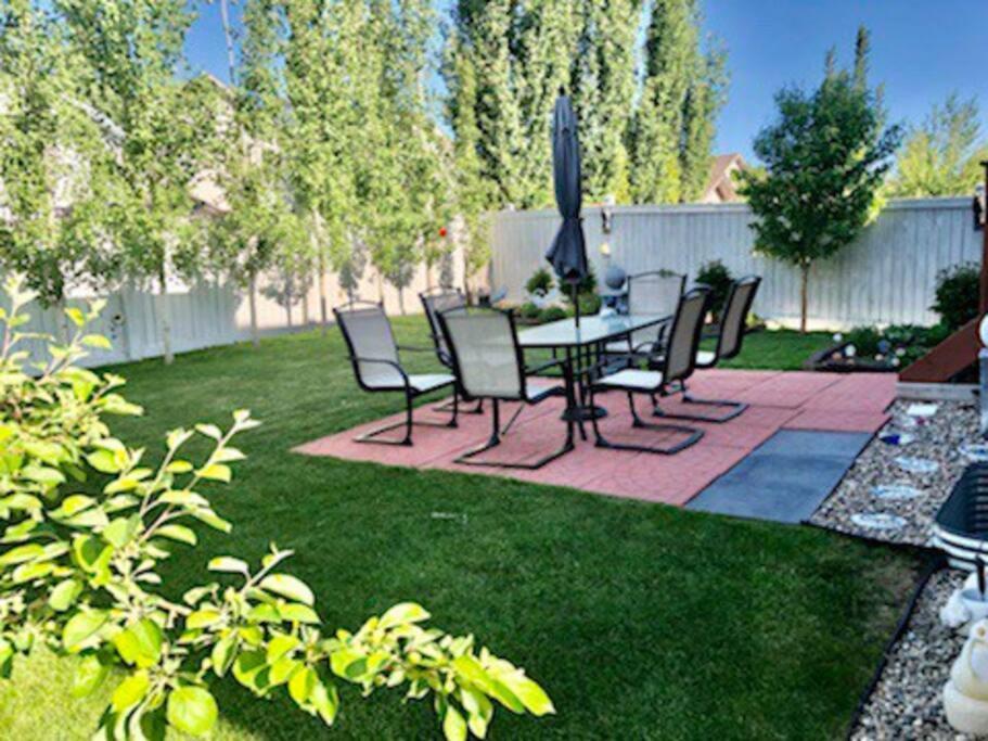 Luxury 3700 Sq/ 5 Bedroom/ Jettedtub/ 4 Fireplaces * Edmonton
