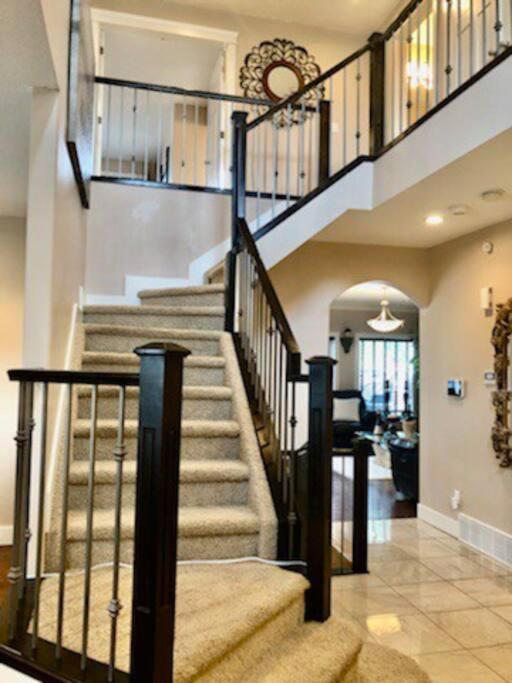 Luxury 3700 Sq/ 5 Bedroom/ Jettedtub/ 4 Fireplaces Villa *