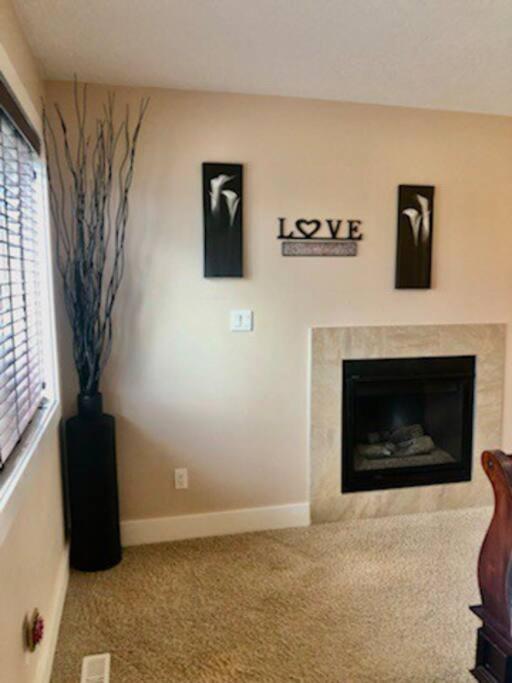 Villa Luxury 3700 Sq/ 5 Bedroom/ Jettedtub/ 4 Fireplaces Edmonton