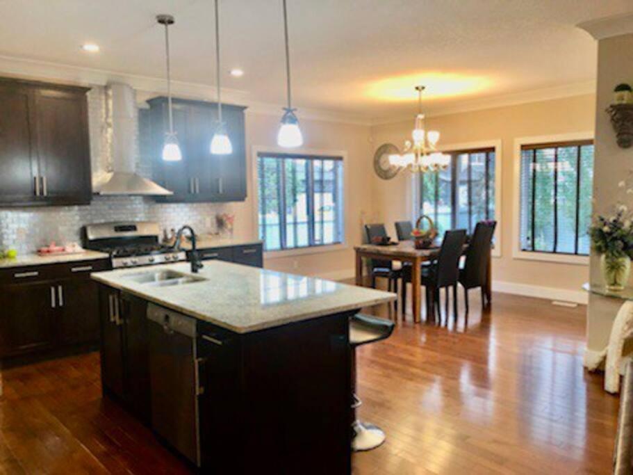 Luxury 3700 Sq/ 5 Bedroom/ Jettedtub/ 4 Fireplaces Edmonton