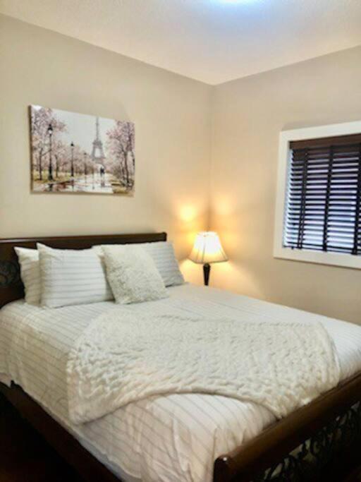 Luxury 3700 Sq/ 5 Bedroom/ Jettedtub/ 4 Fireplaces Villa Edmonton