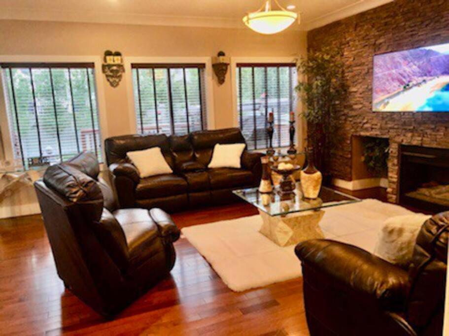 Luxury 3700 Sq/ 5 Bedroom/ Jettedtub/ 4 Fireplaces * Edmonton
