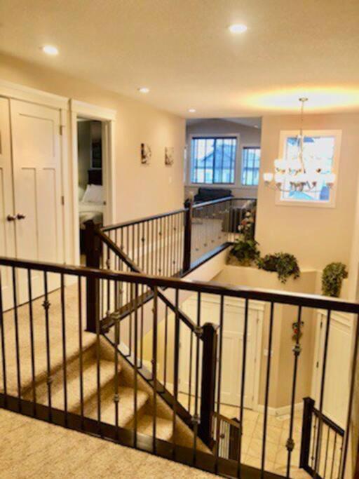 Luxury 3700 Sq/ 5 Bedroom/ Jettedtub/ 4 Fireplaces *