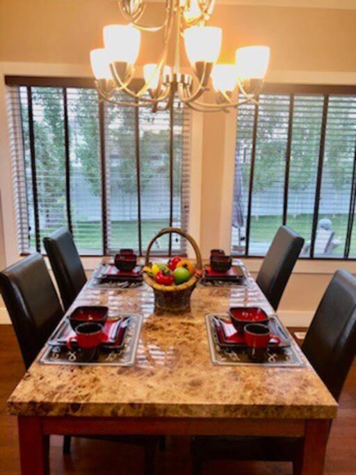Luxury 3700 Sq/ 5 Bedroom/ Jettedtub/ 4 Fireplaces * Edmonton