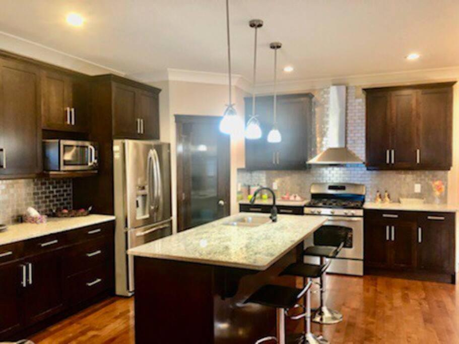 Luxury 3700 Sq/ 5 Bedroom/ Jettedtub/ 4 Fireplaces Villa Edmonton