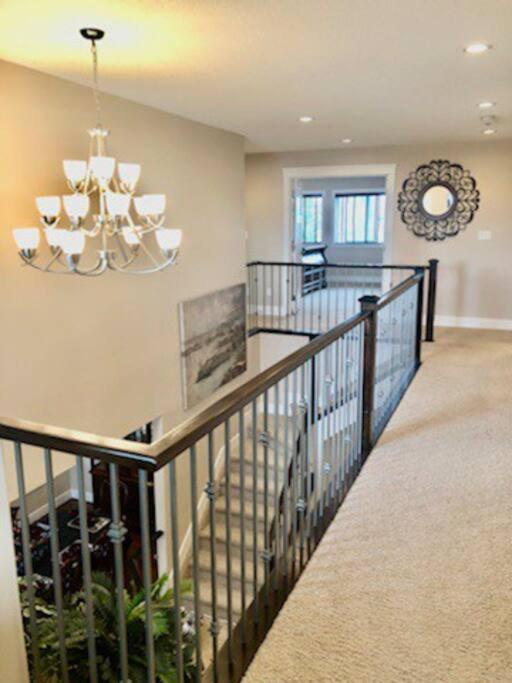 Luxury 3700 Sq/ 5 Bedroom/ Jettedtub/ 4 Fireplaces Villa Edmonton