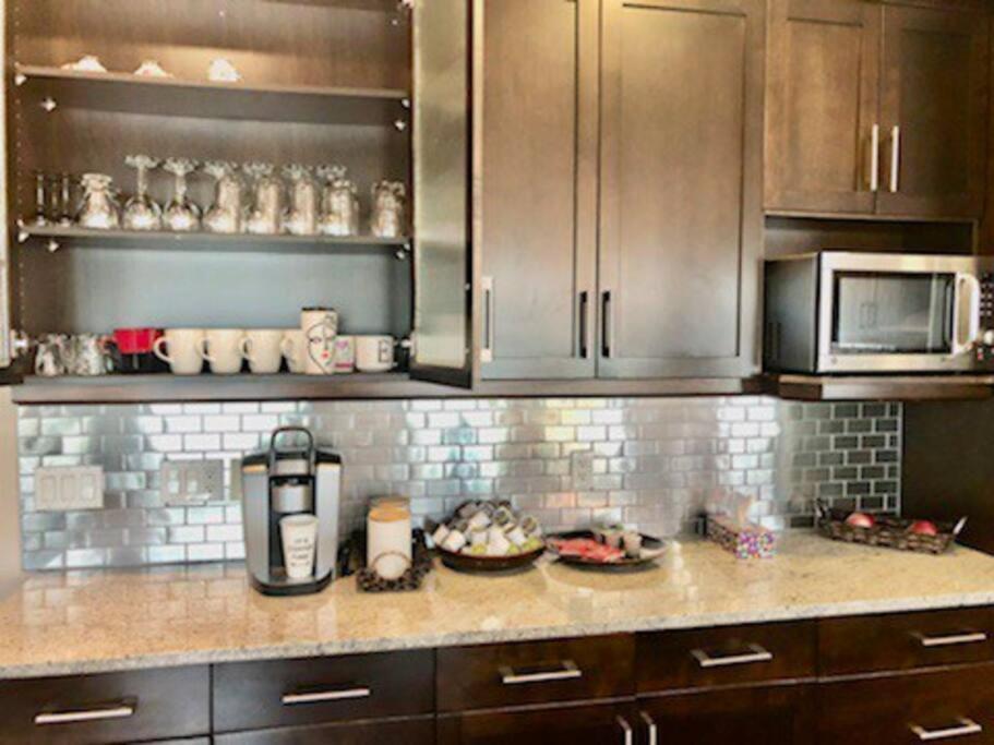 Luxury 3700 Sq/ 5 Bedroom/ Jettedtub/ 4 Fireplaces Villa Edmonton