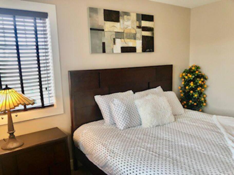 Luxury 3700 Sq/ 5 Bedroom/ Jettedtub/ 4 Fireplaces Edmonton