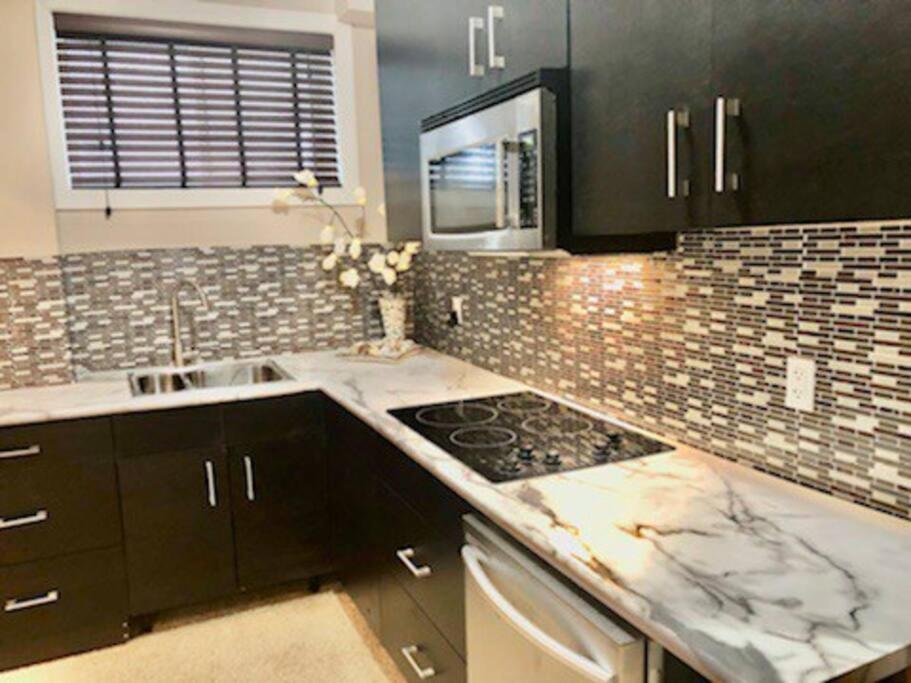 Villa Luxury 3700 Sq/ 5 Bedroom/ Jettedtub/ 4 Fireplaces *