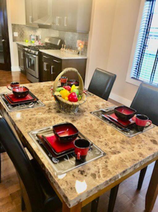 Luxury 3700 Sq/ 5 Bedroom/ Jettedtub/ 4 Fireplaces