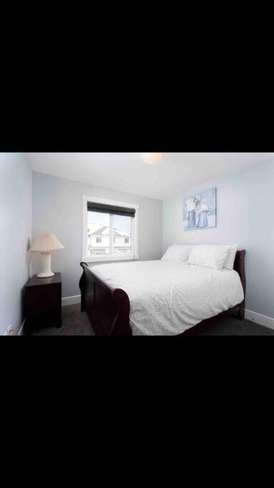 Cheerful And Beautiful 3 Bedroom Close Villa Edmonton