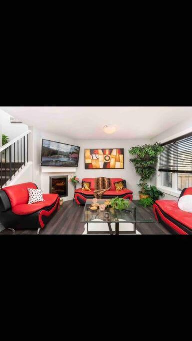 Cheerful And Beautiful 3 Bedroom Close Edmonton