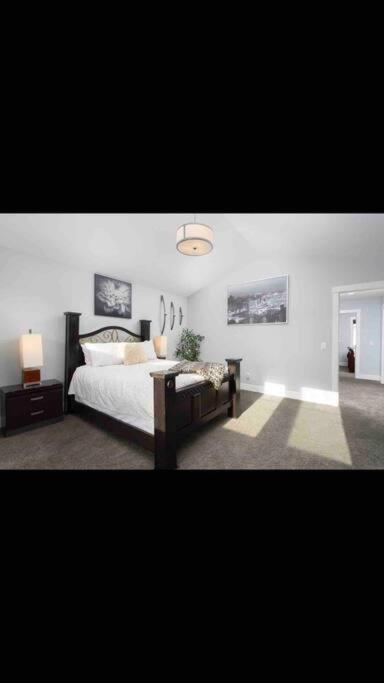 Cheerful And Beautiful 3 Bedroom Close Villa Edmonton