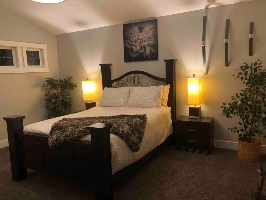Cheerful And Beautiful 3 Bedroom Close Villa Edmonton