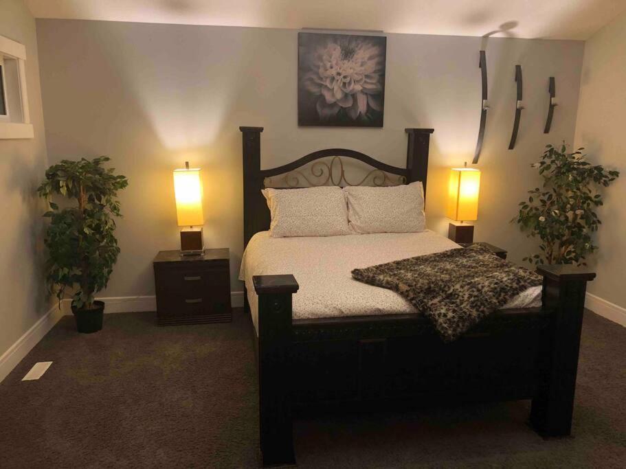 Cheerful And Beautiful 3 Bedroom Close Villa Edmonton