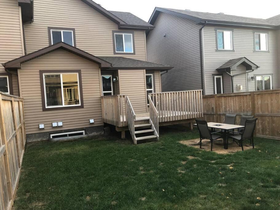 Cozy And Beautiful 3 Bedroom House Close To Edmonton