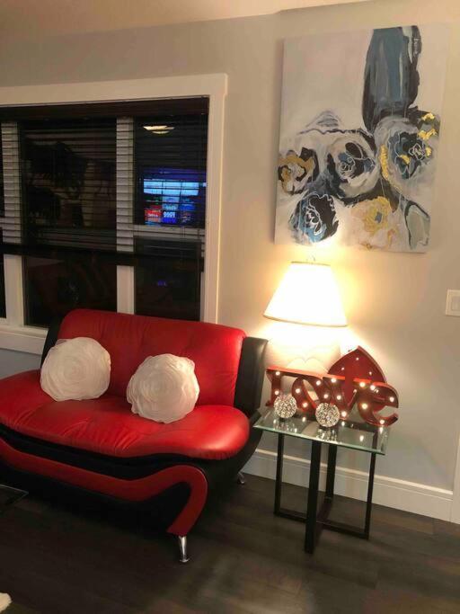 Cheerful And Beautiful 3 Bedroom Close Edmonton