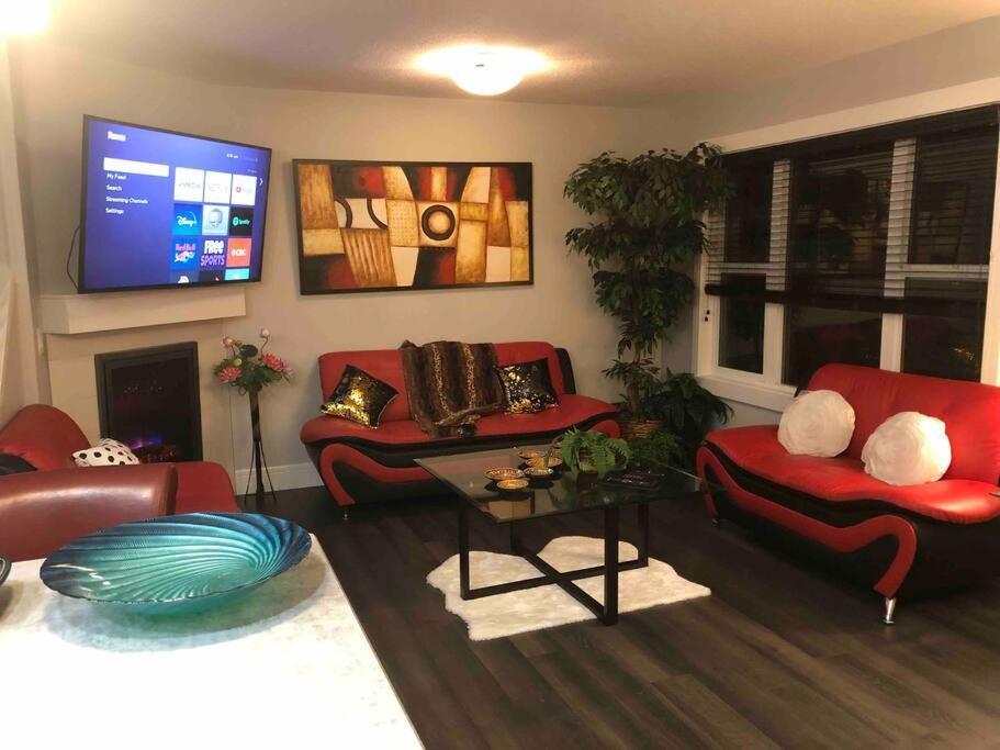 Cheerful And Beautiful 3 Bedroom Close Villa Edmonton