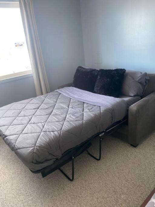 Right Next To West Mall With Free Parking Apartment