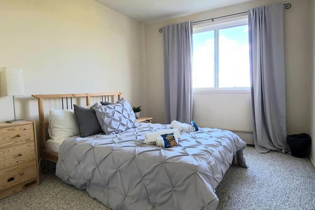 Right Next To West Mall With Free Parking Apartment *