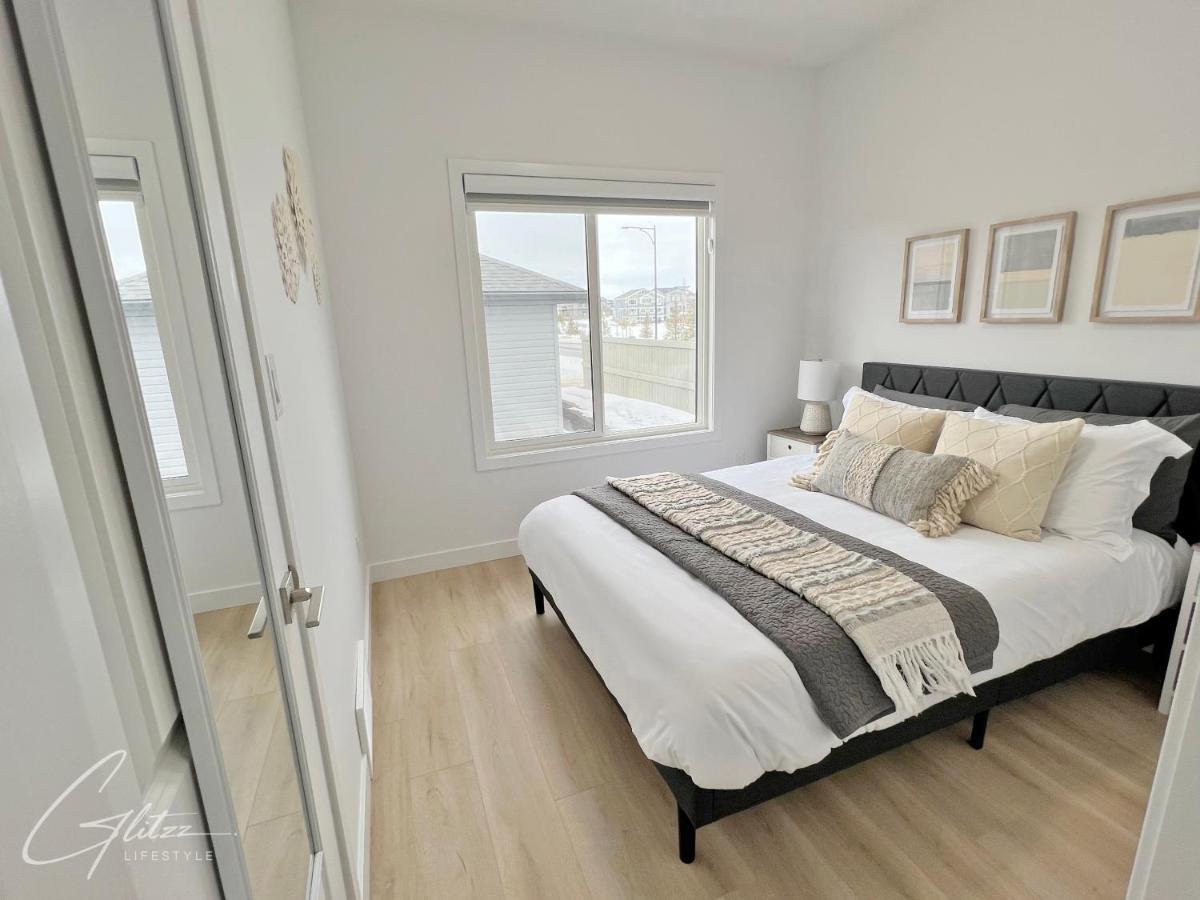 Holiday home Boho Modern Retreat King Bed,fireplace,disney Edmonton