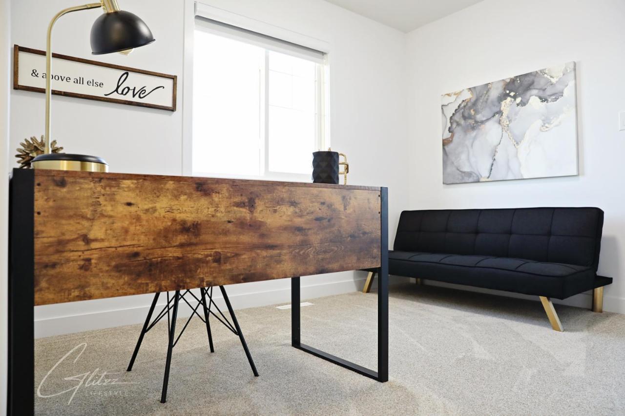 Boho Modern Retreat King Bed,fireplace,disney * Edmonton