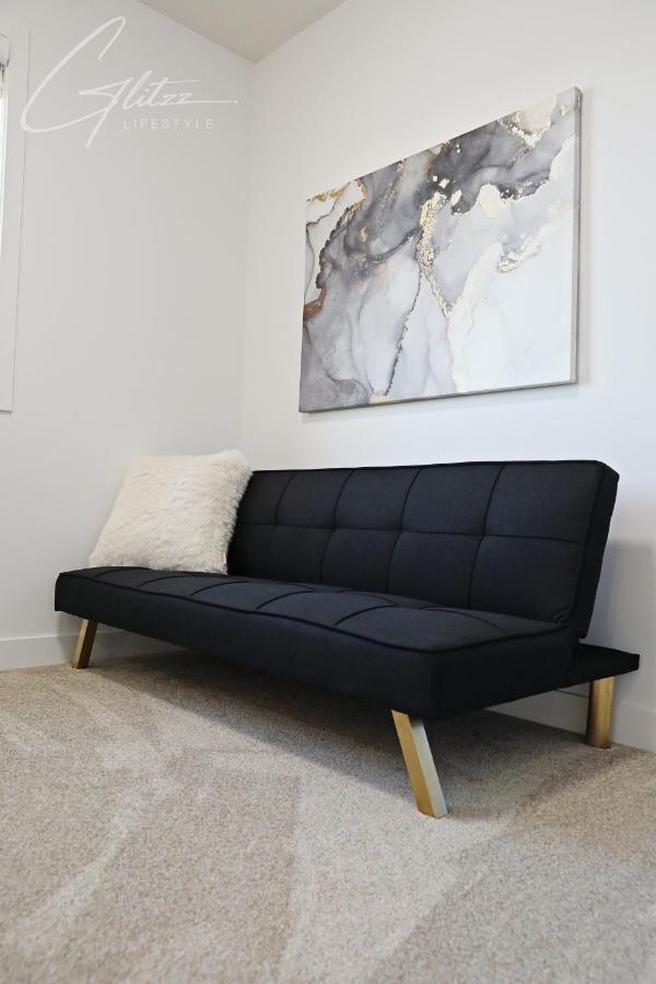 Boho Modern Retreat King Bed,fireplace,disney * Edmonton