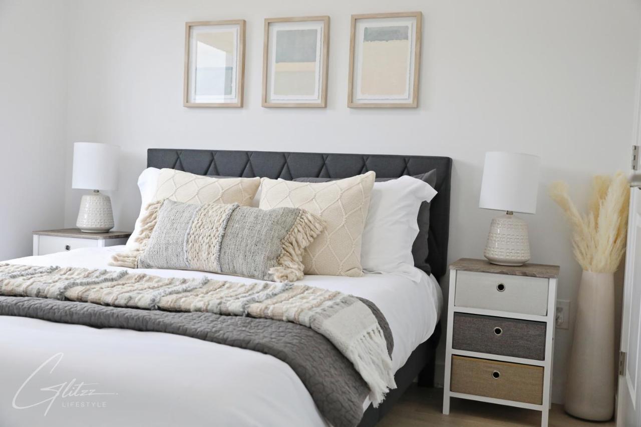 Boho Modern Retreat King Bed,fireplace,disney * Edmonton