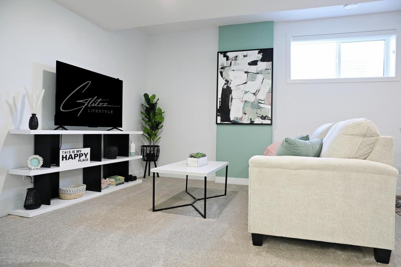 Boho Modern Retreat King Bed,fireplace,disney * Edmonton