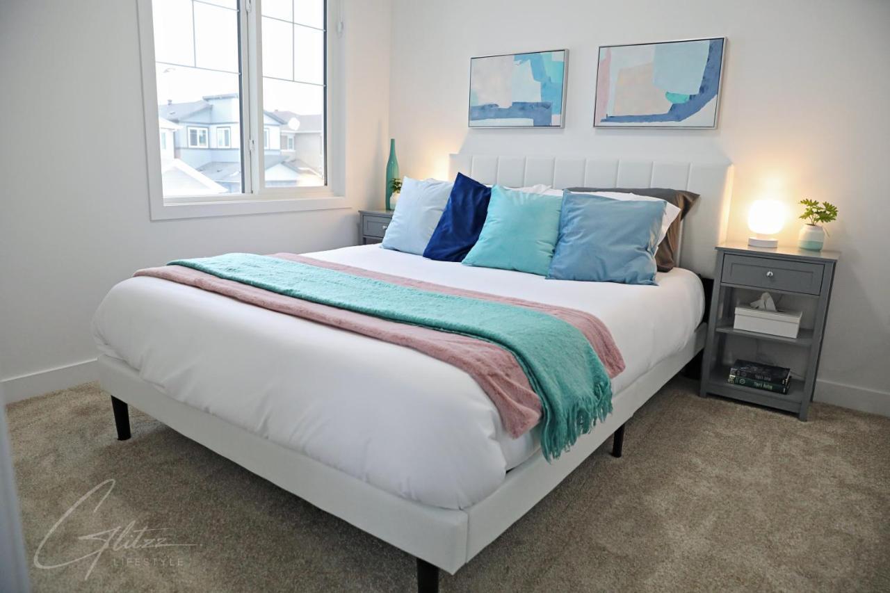 Holiday home Boho Modern Retreat King Bed,fireplace,disney Edmonton