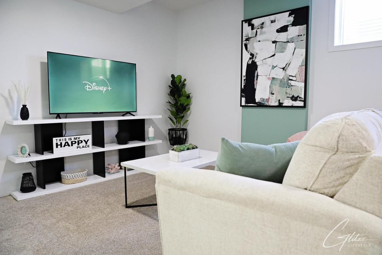 Holiday home Boho Modern Retreat King Bed,fireplace,disney Edmonton