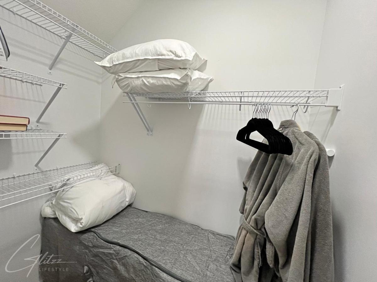 Holiday home Boho Modern Retreat King Bed,fireplace,disney Edmonton