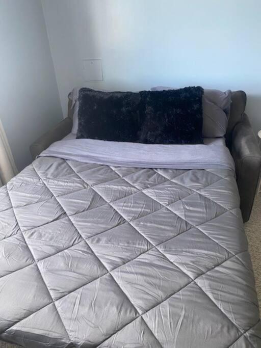Right Next To West Mall With Free Parking Apartment