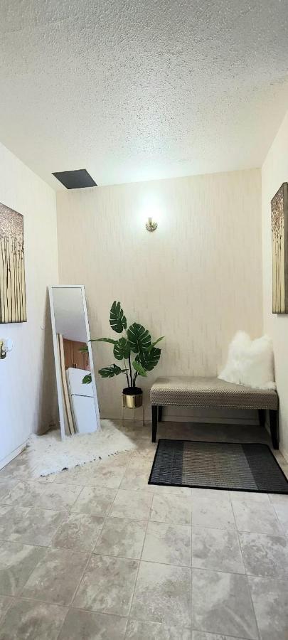 Apartment Right Next To West Mall With Free Parking